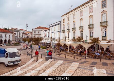 TAVIRA, ALGARVE, PORTUGAL - circa 2015 SEPTEMBRE : les rues de la ville de Tavira, en Algarve au sud du Portugal Banque D'Images