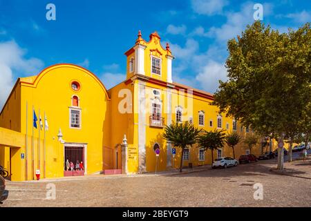 TAVIRA, ALGARVE, PORTUGAL - circa 2015 SEPTEMBRE : les rues de la ville de Tavira, en Algarve au sud du Portugal Banque D'Images