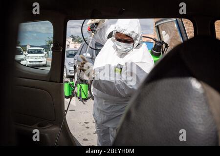 Johannesburg, Afrique du Sud. 16 avril 2020. Un membre du personnel désinfecte une voiture à Johannesburg, en Afrique du Sud, le 16 avril 2020. L'Afrique du Sud a signalé mercredi sept décès supplémentaires dus au nouveau coronavirus, portant le nombre de morts à 34. Le nombre total de cas confirmés dans le pays est passé à 2 506, en hausse de 91 par rapport à l'annonce de mardi. Crédit: Yeshiel/Xinhua/Alay Live News Banque D'Images