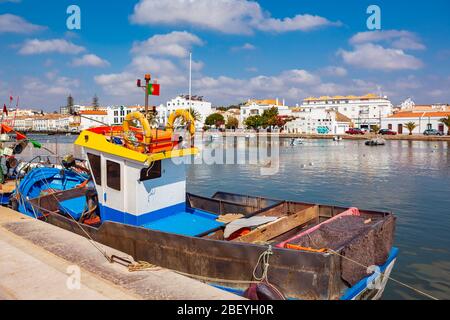 TAVIRA, ALGARVE, PORTUGAL - CIRCA Septembre, 2015 : La promenade in the Golfer's Paradise Rio de Tavira sur l'Algarve au sud du Portugal Banque D'Images