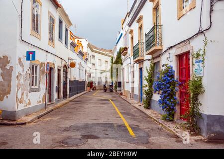 TAVIRA, ALGARVE, PORTUGAL - circa 2015 SEPTEMBRE : les rues de la ville de Tavira, en Algarve au sud du Portugal Banque D'Images