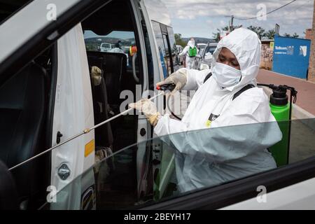 Johannesburg, Afrique du Sud. 16 avril 2020. Un membre du personnel désinfecte une voiture à Johannesburg, en Afrique du Sud, le 16 avril 2020. L'Afrique du Sud a signalé mercredi sept décès supplémentaires dus au nouveau coronavirus, portant le nombre de morts à 34. Le nombre total de cas confirmés dans le pays est passé à 2 506, en hausse de 91 par rapport à l'annonce de mardi. Crédit: Yeshiel/Xinhua/Alay Live News Banque D'Images