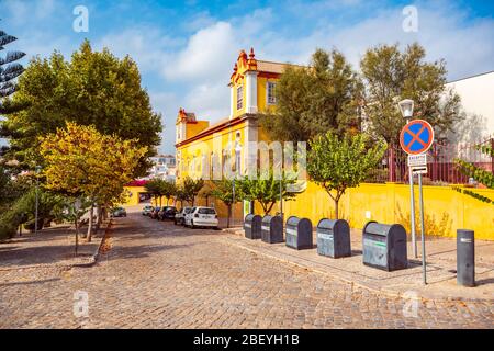 TAVIRA, ALGARVE, PORTUGAL - circa 2015 SEPTEMBRE : les rues de la ville de Tavira, en Algarve au sud du Portugal Banque D'Images