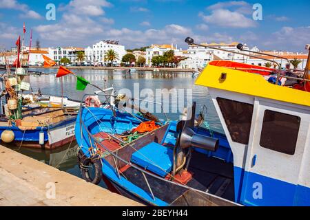 TAVIRA, ALGARVE, PORTUGAL - CIRCA Septembre, 2015 : La promenade in the Golfer's Paradise Rio de Tavira sur l'Algarve au sud du Portugal Banque D'Images