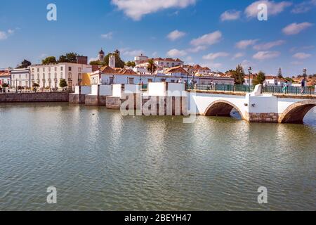 TAVIRA, ALGARVE, PORTUGAL - CIRCA Septembre, 2015 : La promenade in the Golfer's Paradise Rio de Tavira sur l'Algarve au sud du Portugal Banque D'Images