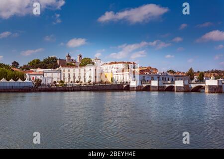 TAVIRA, ALGARVE, PORTUGAL - CIRCA Septembre, 2015 : La promenade in the Golfer's Paradise Rio de Tavira sur l'Algarve au sud du Portugal Banque D'Images