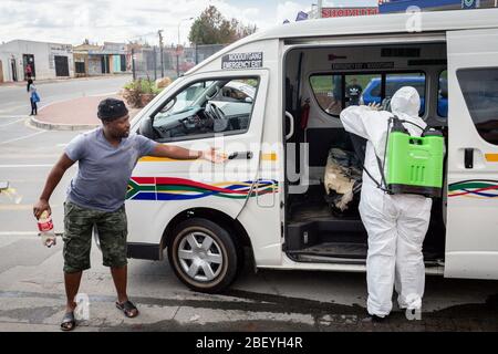 Johannesburg, Afrique du Sud. 16 avril 2020. Un membre du personnel désinfecte une voiture à Johannesburg, en Afrique du Sud, le 16 avril 2020. L'Afrique du Sud a signalé mercredi sept décès supplémentaires dus au nouveau coronavirus, portant le nombre de morts à 34. Le nombre total de cas confirmés dans le pays est passé à 2 506, en hausse de 91 par rapport à l'annonce de mardi. Crédit: Yeshiel/Xinhua/Alay Live News Banque D'Images