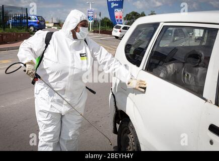 Johannesburg, Afrique du Sud. 16 avril 2020. Un membre du personnel désinfecte une voiture à Johannesburg, en Afrique du Sud, le 16 avril 2020. L'Afrique du Sud a signalé mercredi sept décès supplémentaires dus au nouveau coronavirus, portant le nombre de morts à 34. Le nombre total de cas confirmés dans le pays est passé à 2 506, en hausse de 91 par rapport à l'annonce de mardi. Crédit: Yeshiel/Xinhua/Alay Live News Banque D'Images