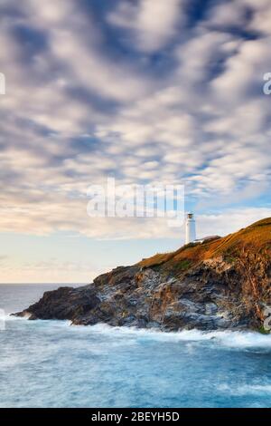 Phare de Trevose baigné en lumière du soleil Banque D'Images