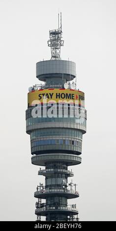 Le message du gouvernement : « Stay Home, Protect the NHS, Save Lives » est affiché dans des lumières sur l'écran rotatif près du sommet de la BT Tower dans la région de Fitzrovia à Londres, alors que le Royaume-Uni continue de se maintenir en position de verrouillage pour lutter contre la pandémie de coronavirus. Banque D'Images