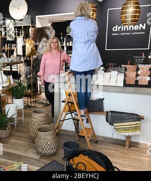 Wiesbaden, Allemagne. 16 avril 2020. Le propriétaire Anja Bermbach (l) et Karin Alswede, employé du magasin pour accessoires et cadeaux à domicile 'dryneN' dans le centre ville de Wiesbaden, sont occupés avec des préparatifs pour la réouverture. Hesse assouplie les règles strictes à partir du 20 avril 2020. Les magasins ayant une zone de vente de 800 mètres carrés qui ont été auparavant fermés en raison de la propagation du virus corona seront alors autorisés à rouvrir. Dans les magasins, les concepts de protection avec des règles de distance et d'hygiène s'appliqueront également. Crédit: Arne Dedert/dpa/Alay Live News Banque D'Images