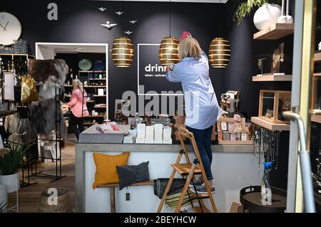 Wiesbaden, Allemagne. 16 avril 2020. Le propriétaire Anja Bermbach (l) et Karin Alswede, employé du magasin pour accessoires et cadeaux à domicile 'dryneN' dans le centre ville de Wiesbaden, sont occupés avec des préparatifs pour la réouverture. Hesse assouplie les règles strictes à partir du 20 avril 2020. Les magasins ayant une zone de vente de 800 mètres carrés qui ont été auparavant fermés en raison de la propagation du virus corona seront alors autorisés à rouvrir. Dans les magasins, les concepts de protection avec des règles de distance et d'hygiène s'appliqueront également. Crédit: Arne Dedert/dpa/Alay Live News Banque D'Images