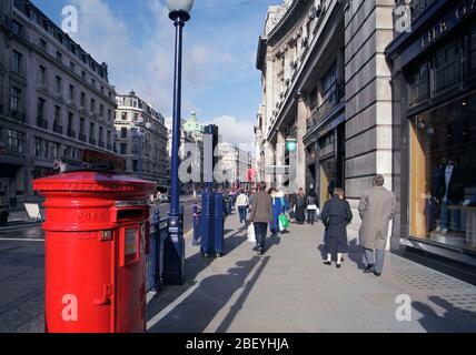 1992, les gens marchent sur Regent Street dans le centre de Londres, au Royaume-Uni Banque D'Images