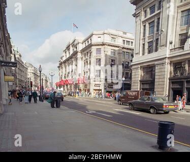 1992, les gens marchent sur Regent Street dans le centre de Londres, au Royaume-Uni Banque D'Images