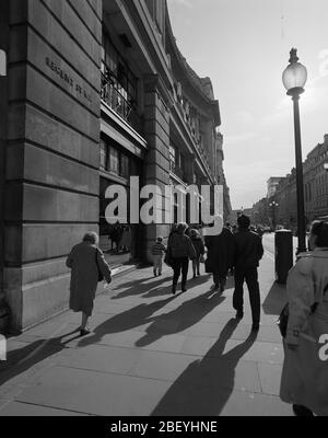 1992, les gens marchent sur Regent Street dans le centre de Londres, au Royaume-Uni Banque D'Images