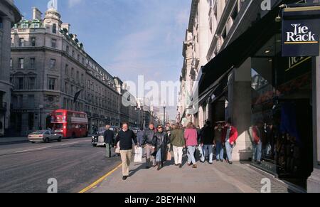 1992, les gens marchent sur Regent Street dans le centre de Londres, au Royaume-Uni Banque D'Images