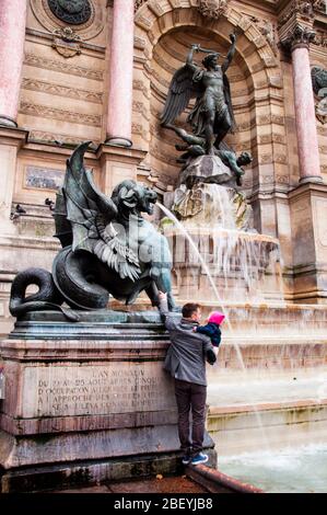 Fontaine monumentale du quartier Latin à Paris, Fontaine Sant-Michel est un duel entre l'Archange Michel et le diable, France. Banque D'Images