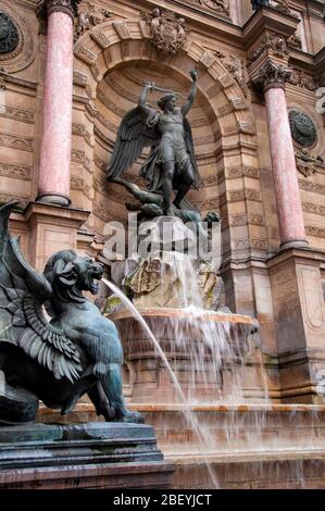 Fontaine monumentale du quartier Latin à Paris, Fontaine Sant-Michel est un duel entre l'Archange Michel et le diable, France. Banque D'Images