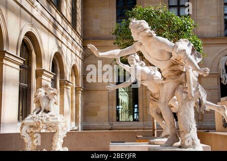 Le dieu Apollo pourchassant la nymphe Daphne dans le jardin de sculptures en plein air de Cour Marly au Musée du Louvre à Paris, France. Banque D'Images