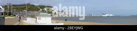 Vue panoramique sur le port de Douvres, dont le château de Douvres sur une colline, Douvres, Kent, Angleterre Banque D'Images