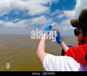 EPA contracte en prenant un échantillon d'eau dans le golfe du Mexique après le déversement de pétrole de BP 2010 Banque D'Images