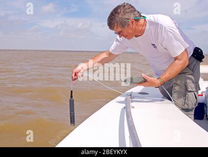 EPA contracte en prenant un échantillon d'eau dans le golfe du Mexique après le déversement de pétrole de BP 2010 pour contrôler la salinité, la température et le Ph. Banque D'Images