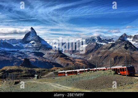 Zermatt Suisse. Célèbre electric red train touristique qui descendait à Zermatt Valais Suisse Europe. Banque D'Images