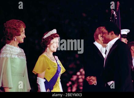 7 juillet 1976 - La Maison Blanche - Pelouse Sud - Betty Ford, la reine Elizabeth II, Willie Mays- message d'accueil, de liaison, de l'article, parler, sourire ; cravate blanche usure formelle - ligne de réception avant de dîner d'État en l'honneur de la reine Elizabeth II et le Prince Philip, ancien joueur canadien de basket-ball Banque D'Images