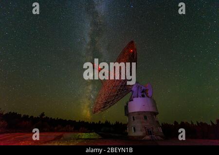 Le ciel nocturne et le radiotélescope plat à l'Observatoire de radio Algonquin, parc provincial Algonquin, canton de Nipissing, Ontario, Canada Banque D'Images