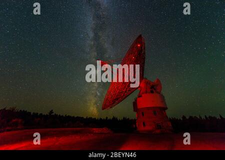 Le ciel nocturne et le radiotélescope plat à l'Observatoire de radio Algonquin, parc provincial Algonquin, canton de Nipissing, Ontario, Canada Banque D'Images