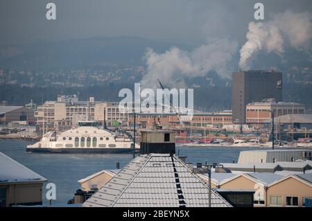 Oslo, Norvège - 24 février 2010 : c'est une vue sur le fjord d'Oslo. Le port et l'entrée du trafic maritime au centre-ville appelé Aker Brygge Banque D'Images