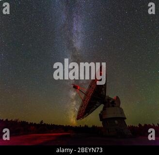 Le ciel nocturne et le radiotélescope plat à l'Observatoire de radio Algonquin, parc provincial Algonquin, canton de Nipissing, Ontario, Canada Banque D'Images