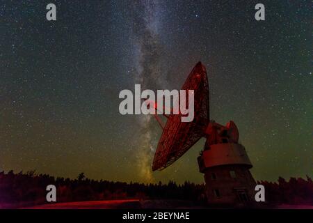 Le ciel nocturne et le radiotélescope plat à l'Observatoire de radio Algonquin, parc provincial Algonquin, canton de Nipissing, Ontario, Canada Banque D'Images