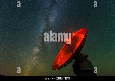 Le ciel nocturne et le radiotélescope plat à l'Observatoire de radio Algonquin, parc provincial Algonquin, canton de Nipissing, Ontario, Canada Banque D'Images