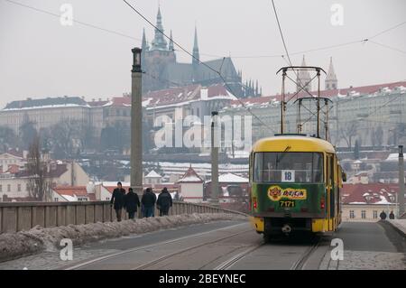 Prague, République tchèque - 22 janvier 2010: Le tramway, les transports et la vie quotidienne dans les rues de Prague Banque D'Images