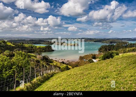 Baie de Kawau, vue sur les collines près de la ville de Snells Beach, péninsule de Mahurangi, région d'Auckland, Île du Nord, Nouvelle-Zélande Banque D'Images