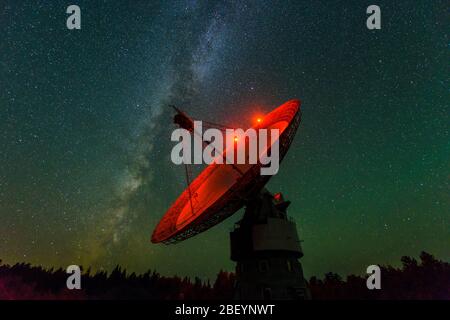 Le ciel nocturne et le radiotélescope plat à l'Observatoire de radio Algonquin, parc provincial Algonquin, canton de Nipissing, Ontario, Canada Banque D'Images