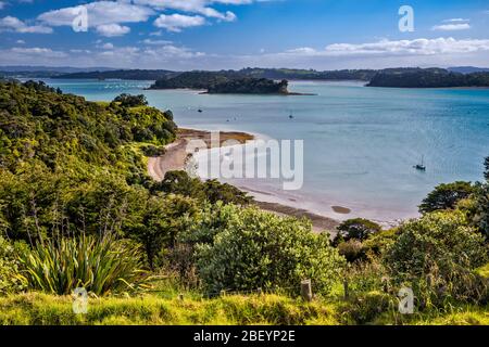 Baie de Kawau, vue sur les collines près de la ville de Snells Beach, péninsule de Mahurangi, région d'Auckland, Île du Nord, Nouvelle-Zélande Banque D'Images