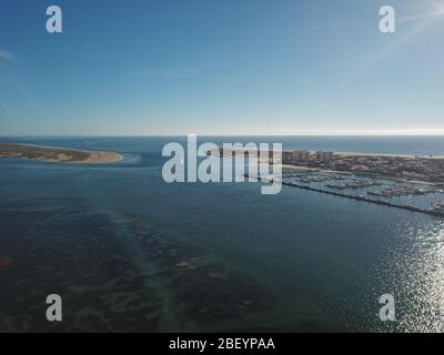 belle vue aérienne prise avec un drone de la rivière de punta umbria, huelva, où vous pouvez voir la ville avec un beau ciel bleu Banque D'Images