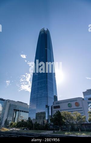 SANTIAGO, RÉGION MÉTROPOLITAINE, CHILI. Vue de dessous de Costanera Centre Skyscraper. Banque D'Images