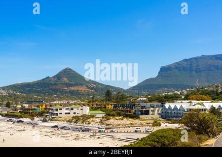 Cap, Afrique du Sud - 28 janvier 2020: Vue sur la plage de Hout Bay. Espace de copie pour le texte Banque D'Images