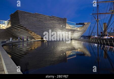 V&A Dundee le premier musée design d'Écosse conçu par Kengo Kuma et situé à Riverside Esplanade, Dundee, Tayside, Écosse Banque D'Images