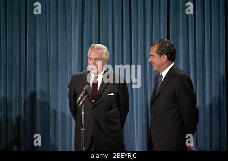 Le président Nixon présente son candidat pour le juge en chef de la Cour suprême, le juge Warren E. Burger, dans la Maison Blanche Theatre Banque D'Images