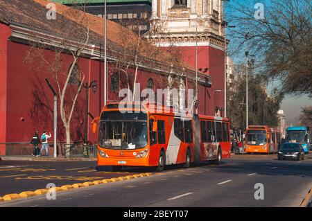 SANTIAGO, CHILI - AOÛT 2016 : un bus Transantiago dans le centre de Santiago Banque D'Images