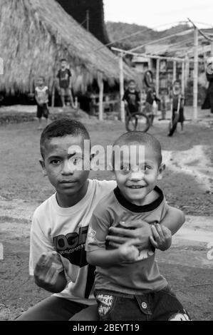 Kelimutu, East Nusa Tenggara / Indonésie - 13 janvier 2015 : portrait de deux petits garçons dans un village traditionnel. Noir et blanc Banque D'Images