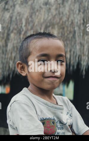 Kelimutu, East Nusa Tenggara / Indonésie - 13 janvier 2015 : portrait d'un petit garçon dans un village traditionnel Banque D'Images