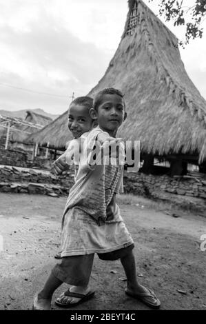 Kelimutu, East Nusa Tenggara / Indonésie - 13 janvier 2015 : portrait de deux petits garçons dans un village traditionnel. Noir et blanc Banque D'Images