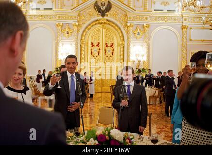 Le président Barack Obama et Première Dame Michelle Obama à une réception au Kremlin avec le président russe Dimitri Medvedev, son épouse Svetlana Medvedeva, et le Patriarche orthodoxe russe, Moscou, Russie, le 7 juillet 2009 Banque D'Images