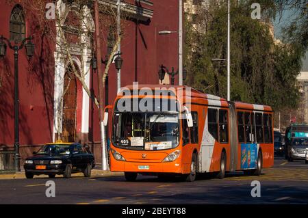 SANTIAGO, CHILI - AOÛT 2016 : un bus Transantiago dans le centre de Santiago Banque D'Images