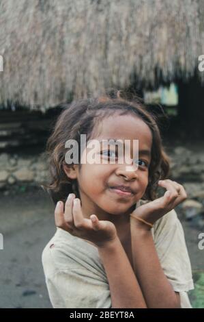 Kelimutu, East Nusa Tenggara / Indonésie - 13 janvier 2015 : portrait d'une petite fille dans un village traditionnel Banque D'Images